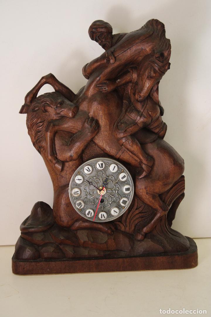Relojes de carga manual: reloj quartz de madera tallada - Foto 1