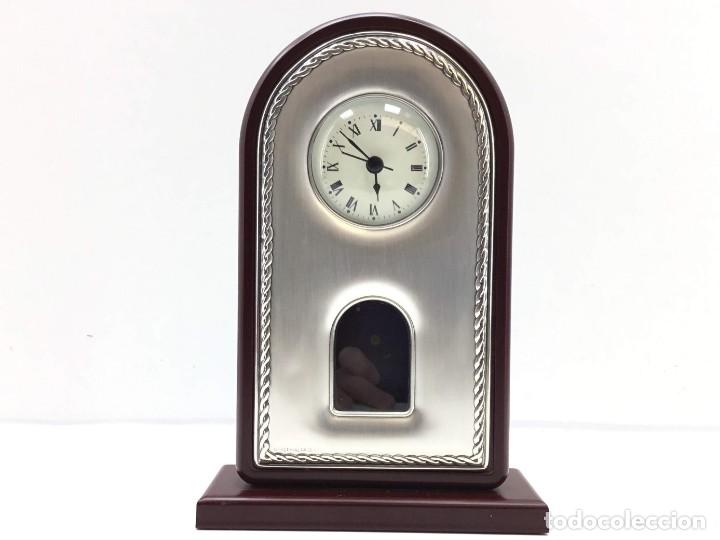 Relojes de carga manual: Reloj p&eacute;ndulo sobremesa madera y plata - Foto 1