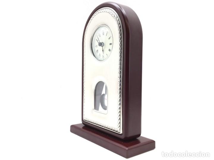 Relojes de carga manual: Reloj p&eacute;ndulo sobremesa madera y plata - Foto 2
