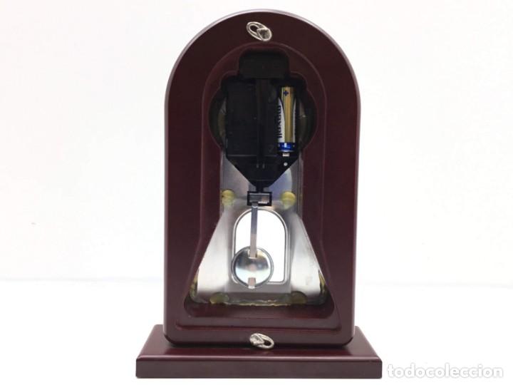 Relojes de carga manual: Reloj p&eacute;ndulo sobremesa madera y plata - Foto 4