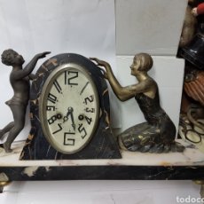 Relojes de carga manual: RELOJ ANTIGUO ART DÉCO DE SOBREMESA CON FIGURAS DE ESTILO CRISELEFANTINAS AÑOS 1920 APROX. Lote 347265098