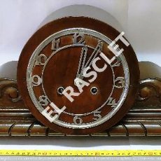 Relojes de carga manual: ANTIGUO RELOJ DE SOBREMESA O CHIMENEA - EN MADERA -