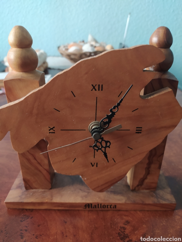 Relojes de carga manual: Reloj recuerdo de Mallorca en madera. - Foto 1