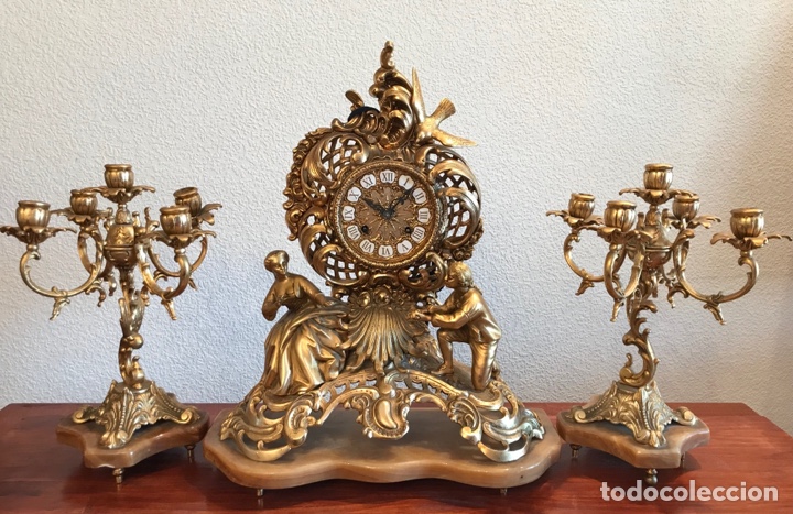 Relojes de carga manual: Gran reloj sobremesa bronce dorado con dos candelabros - Foto 2
