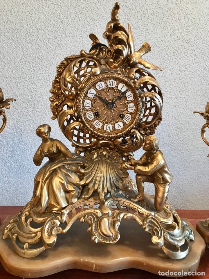 Relojes de carga manual: Gran reloj sobremesa bronce dorado con dos candelabros - Foto 3