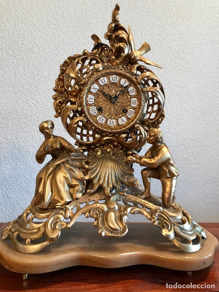 Relojes de carga manual: Gran reloj sobremesa bronce dorado con dos candelabros - Foto 4