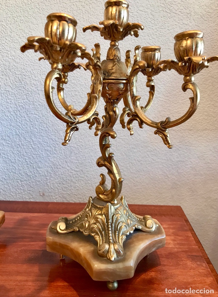 Relojes de carga manual: Gran reloj sobremesa bronce dorado con dos candelabros - Foto 5
