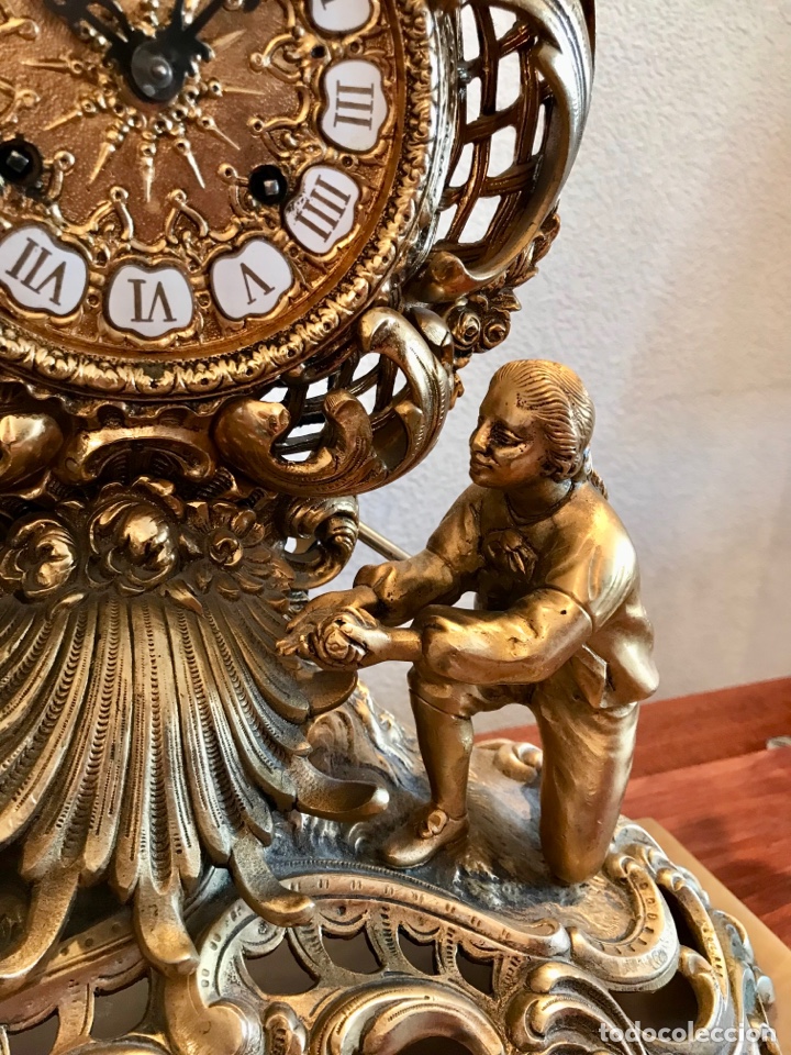 Relojes de carga manual: Gran reloj sobremesa bronce dorado con dos candelabros - Foto 7