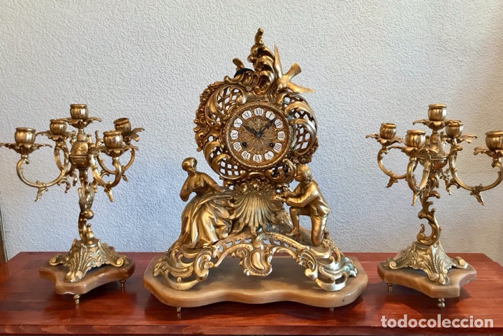 Relojes de carga manual: Gran reloj sobremesa bronce dorado con dos candelabros - Foto 10