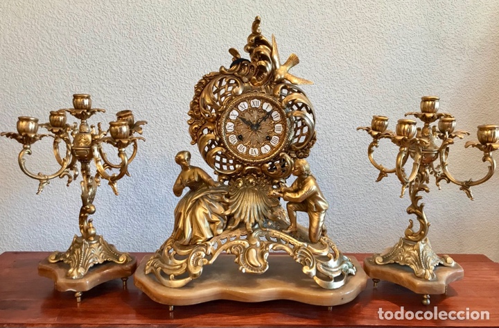 Relojes de carga manual: Gran reloj sobremesa bronce dorado con dos candelabros - Foto 11