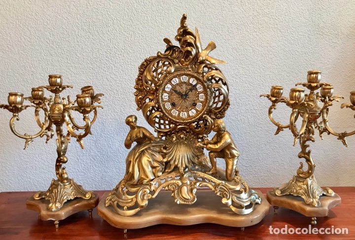 Relojes de carga manual: Gran reloj sobremesa bronce dorado con dos candelabros - Foto 1