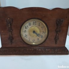 Relojes de carga manual: MUY ANTIGUO RELOJ DE CUERDA DE MADERA DE SOBREMESA. Lote 403370924