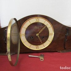 Relojes de carga manual: RELOJ MECÁNICO ANTIGUO ALEMÁN CHIMENEA MESA SOBREMESA FUNCIONA DA SUS CAMPANADAS AÑOS 1950 A 1960