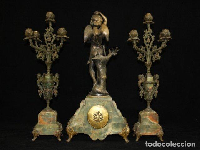 Relojes de carga manual: Garniture de chemin&eacute;e en r&eacute;gule vers 1900 - Foto 3