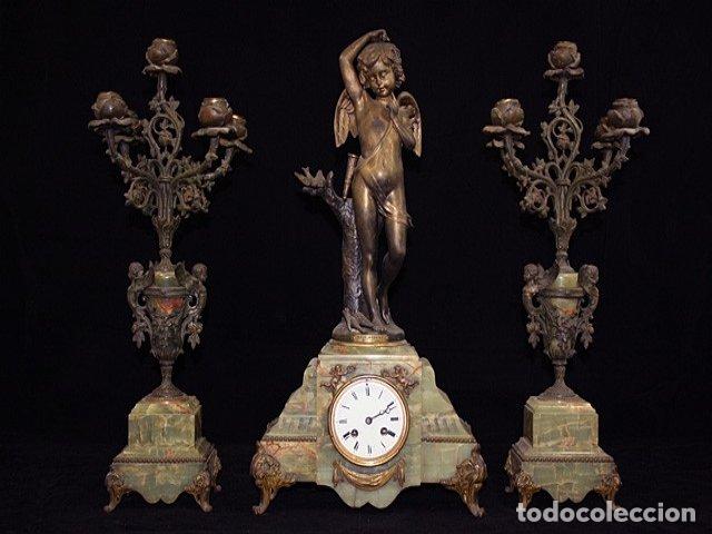 Relojes de carga manual: Garniture de chemin&eacute;e en r&eacute;gule vers 1900 - Foto 1