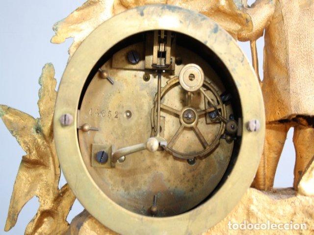 Relojes de carga manual: Pendule 1900 en r&eacute;gule dor&eacute; sous globe - Foto 2