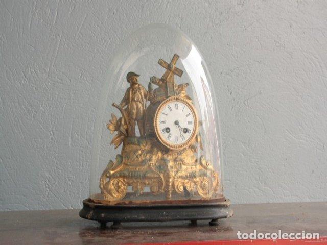 Relojes de carga manual: Pendule 1900 en r&eacute;gule dor&eacute; sous globe - Foto 3