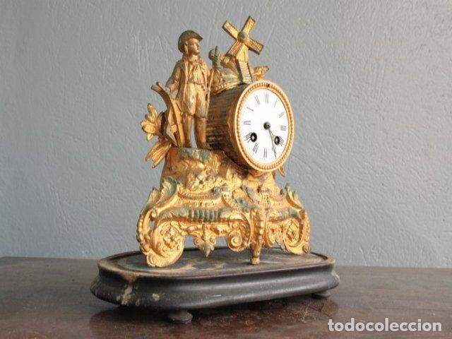 Relojes de carga manual: Pendule 1900 en r&eacute;gule dor&eacute; sous globe - Foto 5