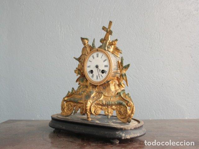Relojes de carga manual: Pendule 1900 en r&eacute;gule dor&eacute; sous globe - Foto 6