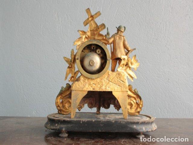 Relojes de carga manual: Pendule 1900 en r&eacute;gule dor&eacute; sous globe - Foto 8