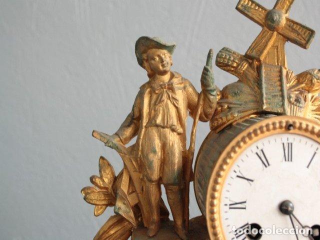 Relojes de carga manual: Pendule 1900 en r&eacute;gule dor&eacute; sous globe - Foto 9