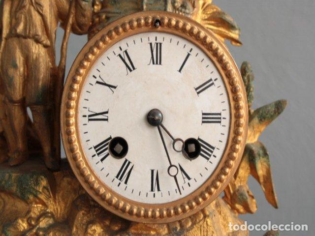 Relojes de carga manual: Pendule 1900 en r&eacute;gule dor&eacute; sous globe - Foto 10