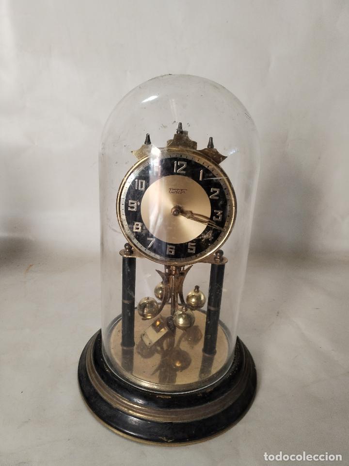 Relojes de carga manual: antiguo reloj de urna marca violeta - Foto 1