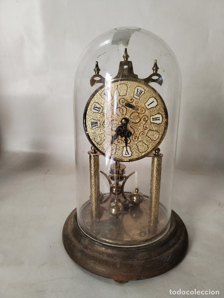 Relojes de carga manual: antiguo reloj de urna - Foto 1