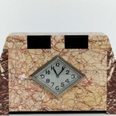 Relojes de carga manual: BONITO RELOJ DE SOBREMESA CON GUARNICIÓN, ART DECÓ - FUNCIONA - MÁRMOL PULIDO - AÑOS 20