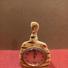Relojes de carga manual: CURIOSO RELOJ S.I.S GENEVA CON PÉNDULO / SWISS MADE SOBREMESA FUNCIONANDO ALTURA 9,5 CMS (G)