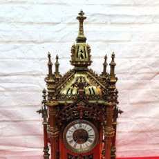 Relojes de carga manual: CONJUNTO FRANCÉS DE RELOJ DE SOBREMESA CON CANDELABROS DE BRONCE. SIGLO XIX.
