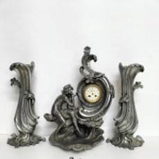 Relojes de carga manual: PRECIOSA GUARNICIÓN - RELOJ DE SOBREMESA Y PAREJA DE JARRONES - A DE RAUDERY (BURDEOS, 1872-1910)