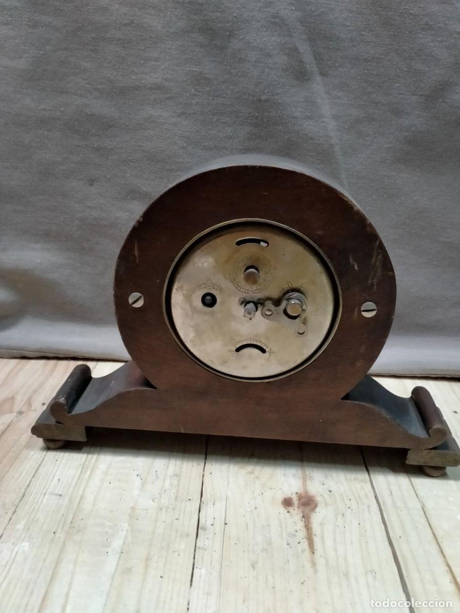 Relojes de carga manual: Antiguo reloj de chimenea madera - Foto 2