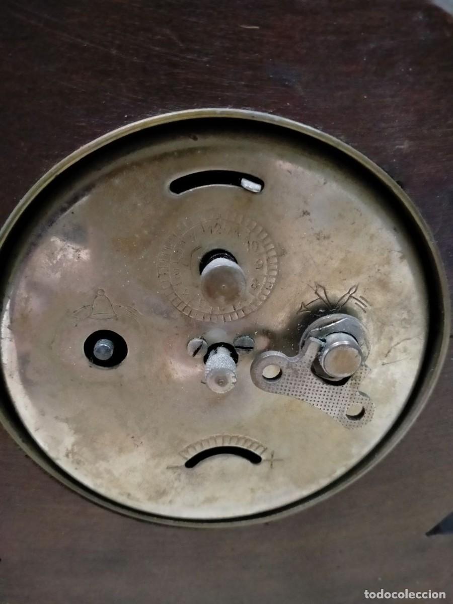 Relojes de carga manual: Antiguo reloj de chimenea madera - Foto 5