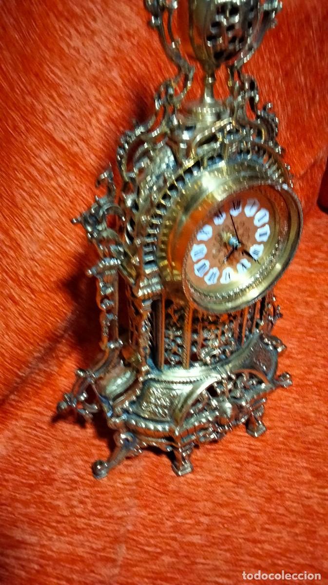 Relojes de carga manual: antiguo reloj de bronce macizo - Foto 3