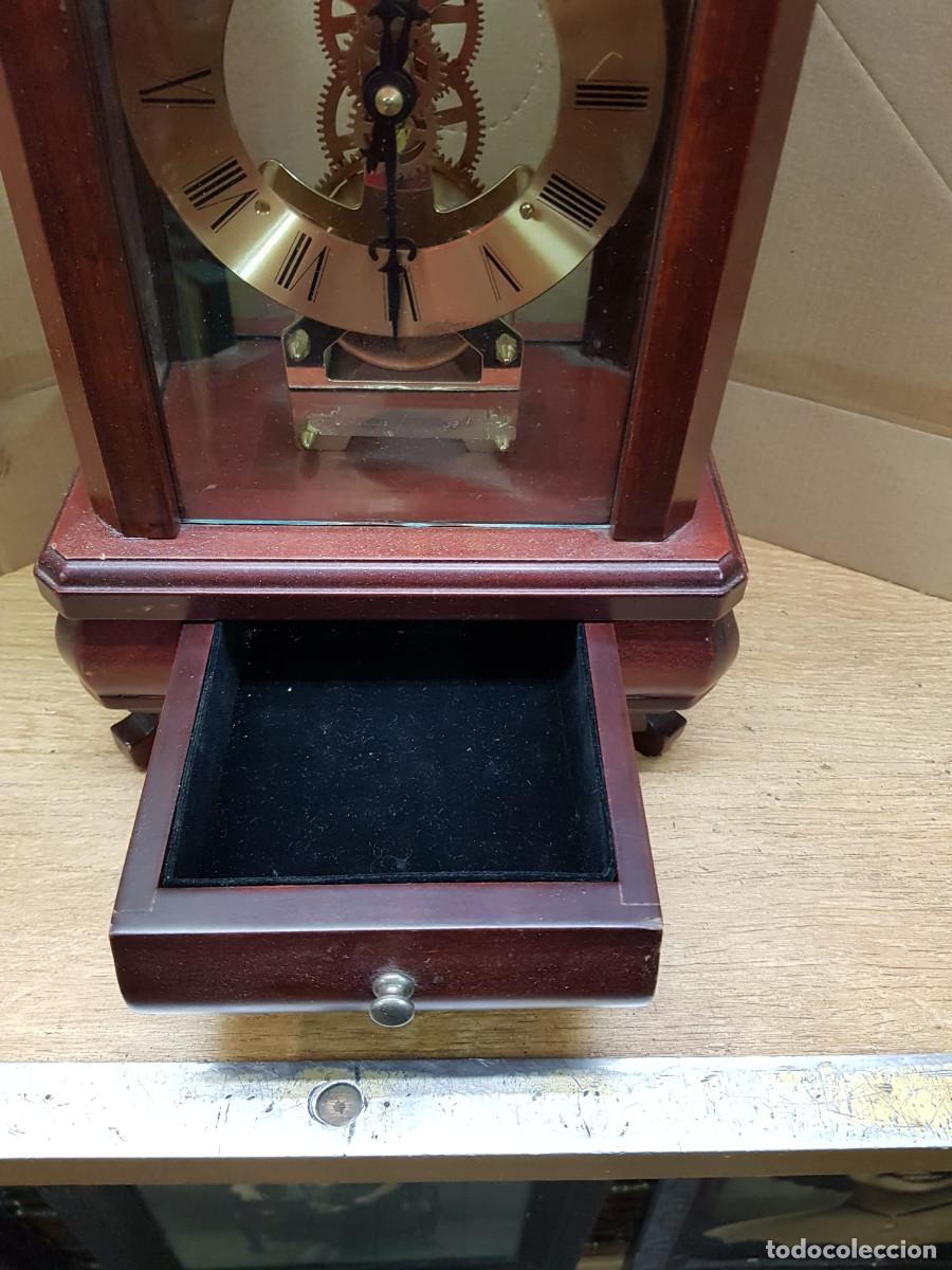 Relojes de carga manual: ANTIGUO RELOJ DE MADERA - Foto 2