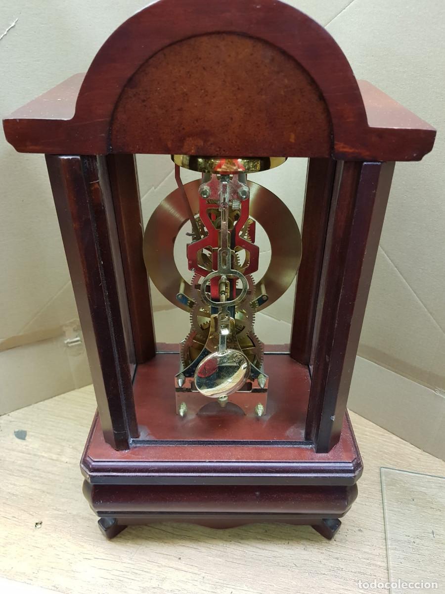 Relojes de carga manual: ANTIGUO RELOJ DE MADERA - Foto 3