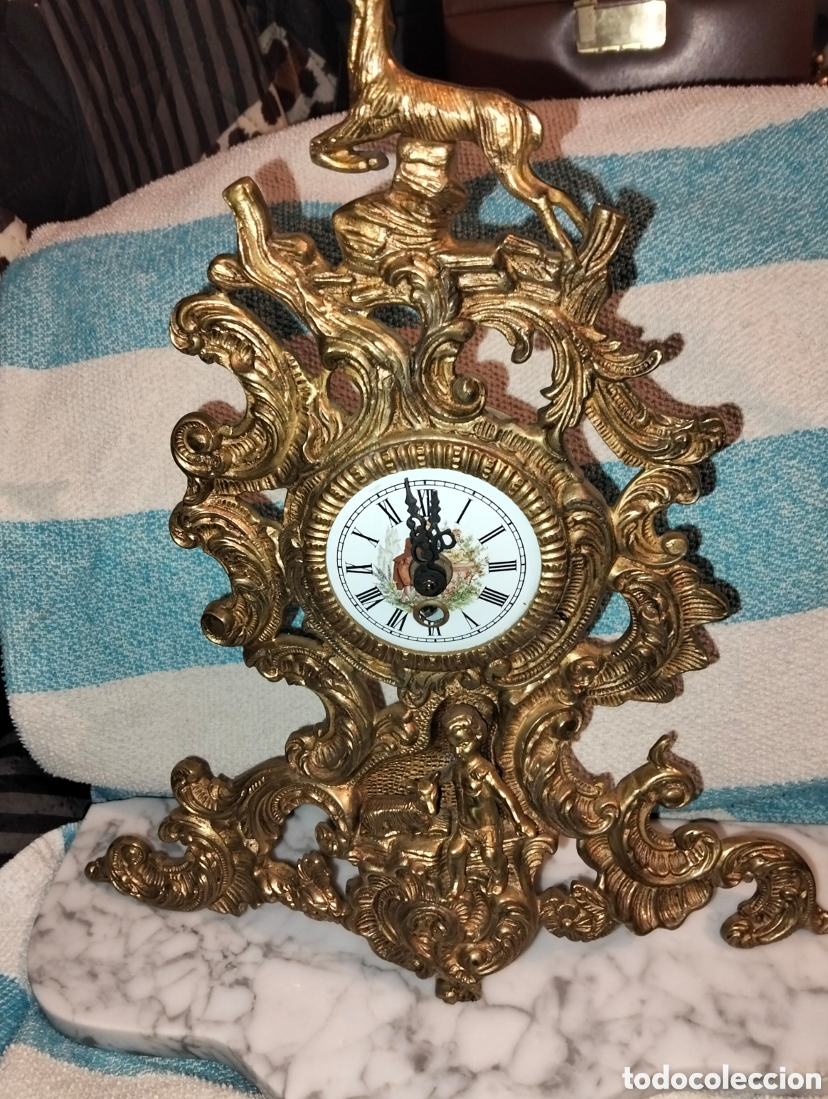 Relojes de carga manual: Reloj antiguo con candelabros de bronce funciona do - Foto 1