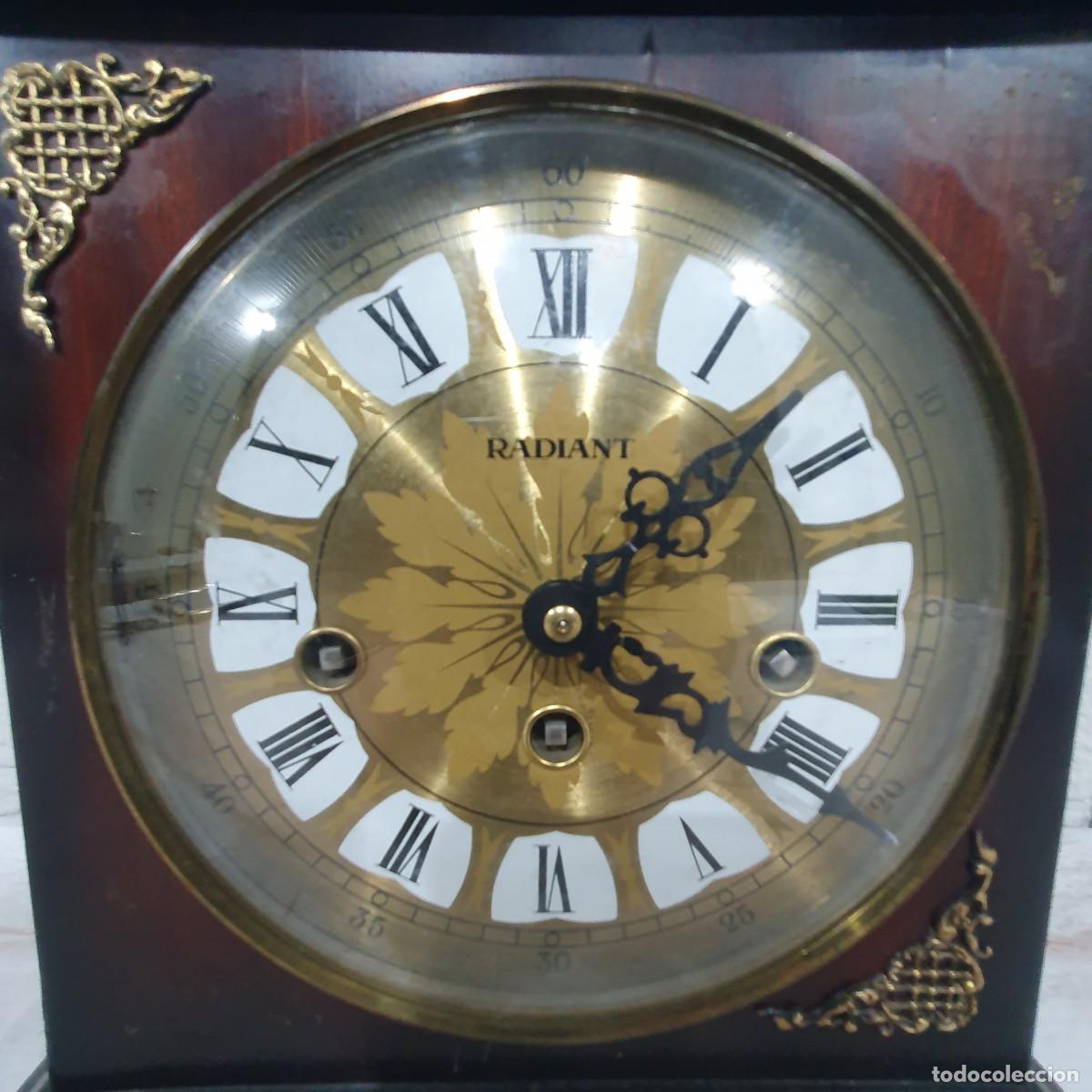 Relojes de carga manual: Antiguo reloj de mesa Radiant - Foto 2