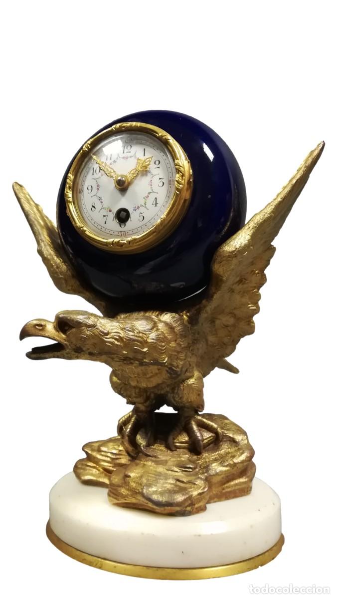 Relojes de carga manual: RELOJ IMPERIO DE PORCELANA AZUL COBALTO Y AGUILA DE CALAMINA DORADA SIGLO XIX