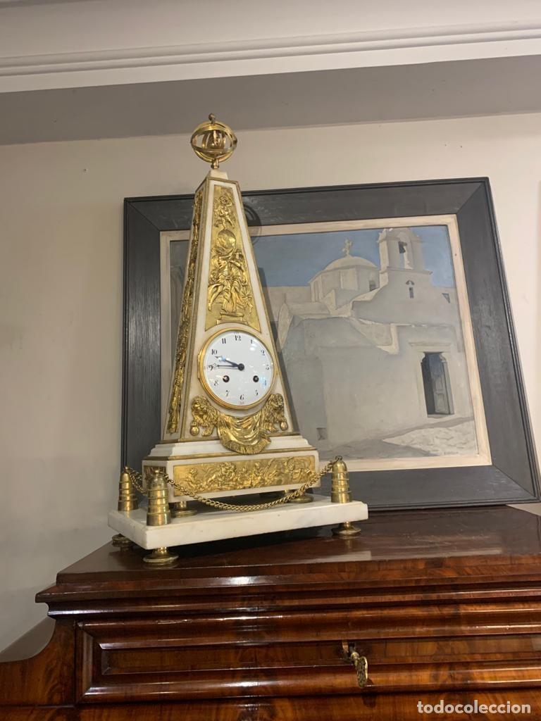 Orologi di carica manuale: RELOJ OBELISCO DE PENDULO LUIS XVI.