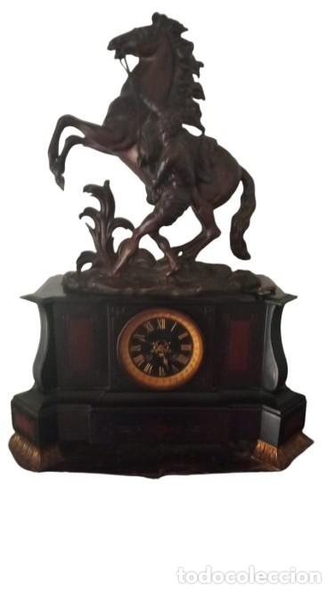 Orologi di carica manuale: RELOJ CON ESCULTURA DEL CABALLO DE MARLY