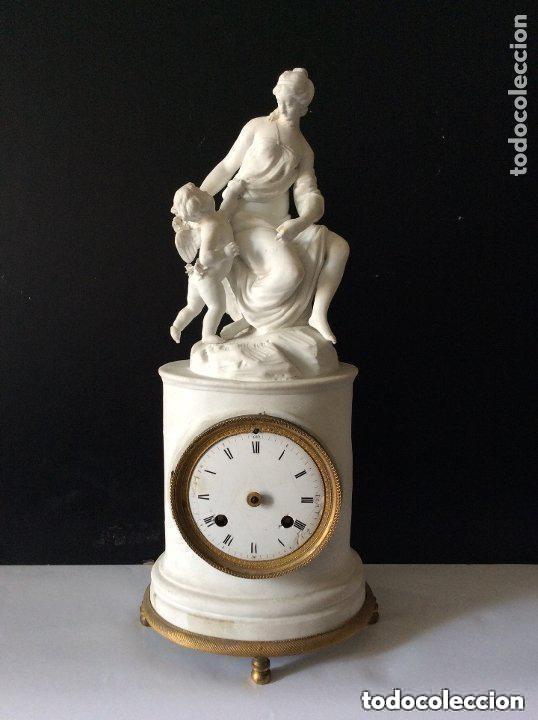 Relojes de carga manual: Reloj antiguo de sobremesa franc&eacute;s en porcelana biscuit &ndash; Siglo XIX &ndash; Alegor&iacute;a cl&aacute;sica