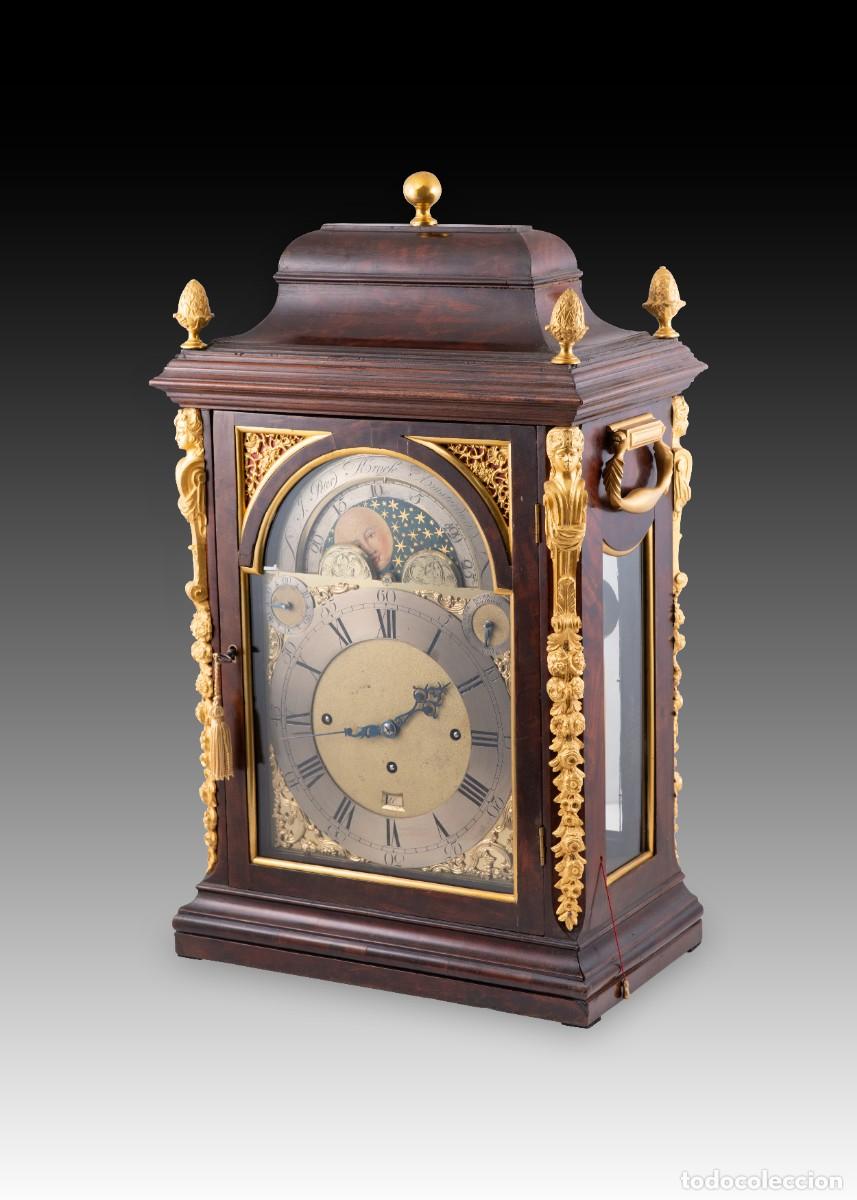 Relojes de carga manual: Reloj bracket con esfera astron&oacute;mica y caja en madera de caoba. Amsterdam, siglo XVIII.