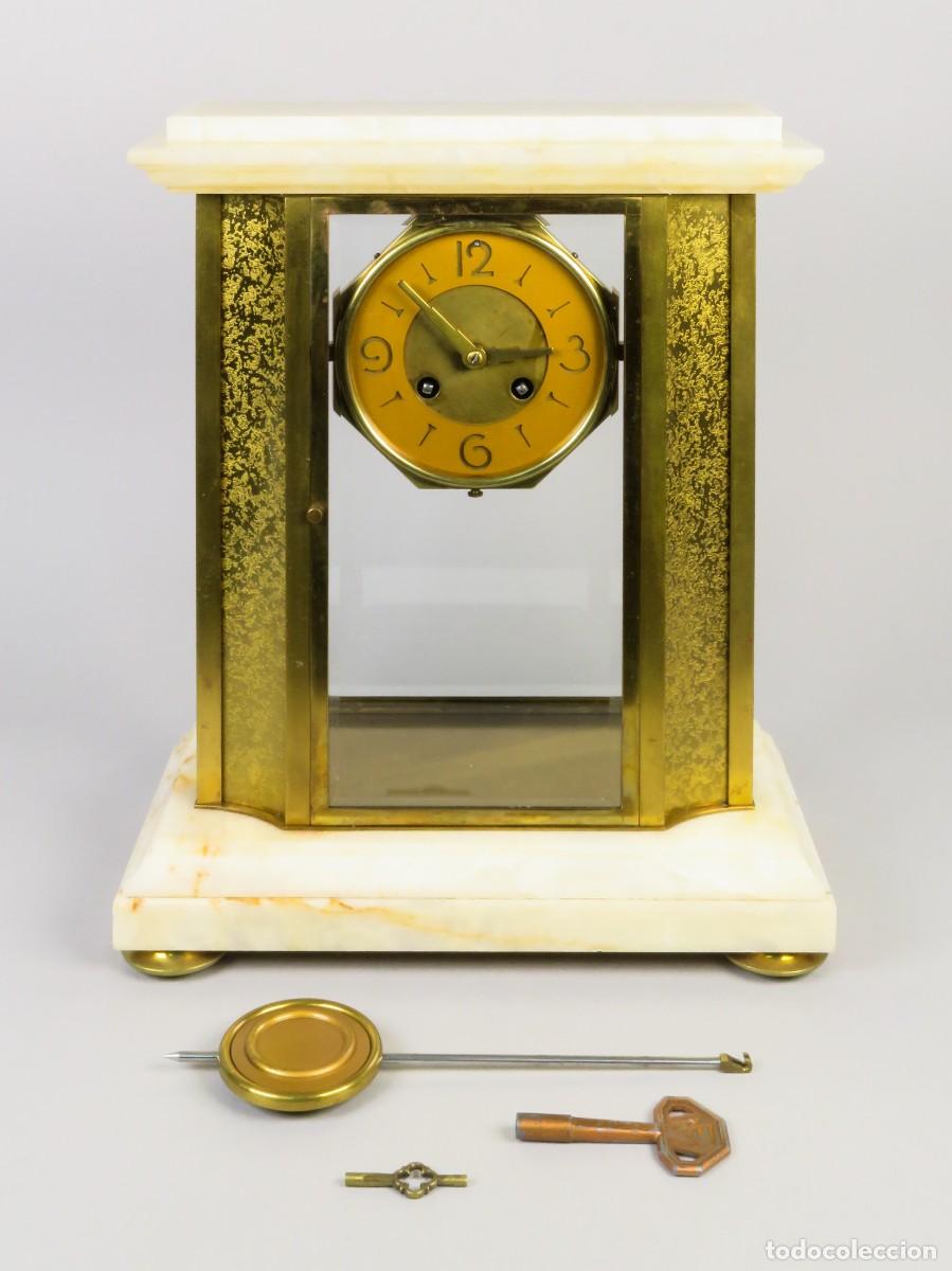 Relojes de carga manual: Reloj de sobremesa Art Dec&oacute; caja de lat&oacute;n dorado y cristal biselado base y tapa m&aacute;rmol hacia 1920