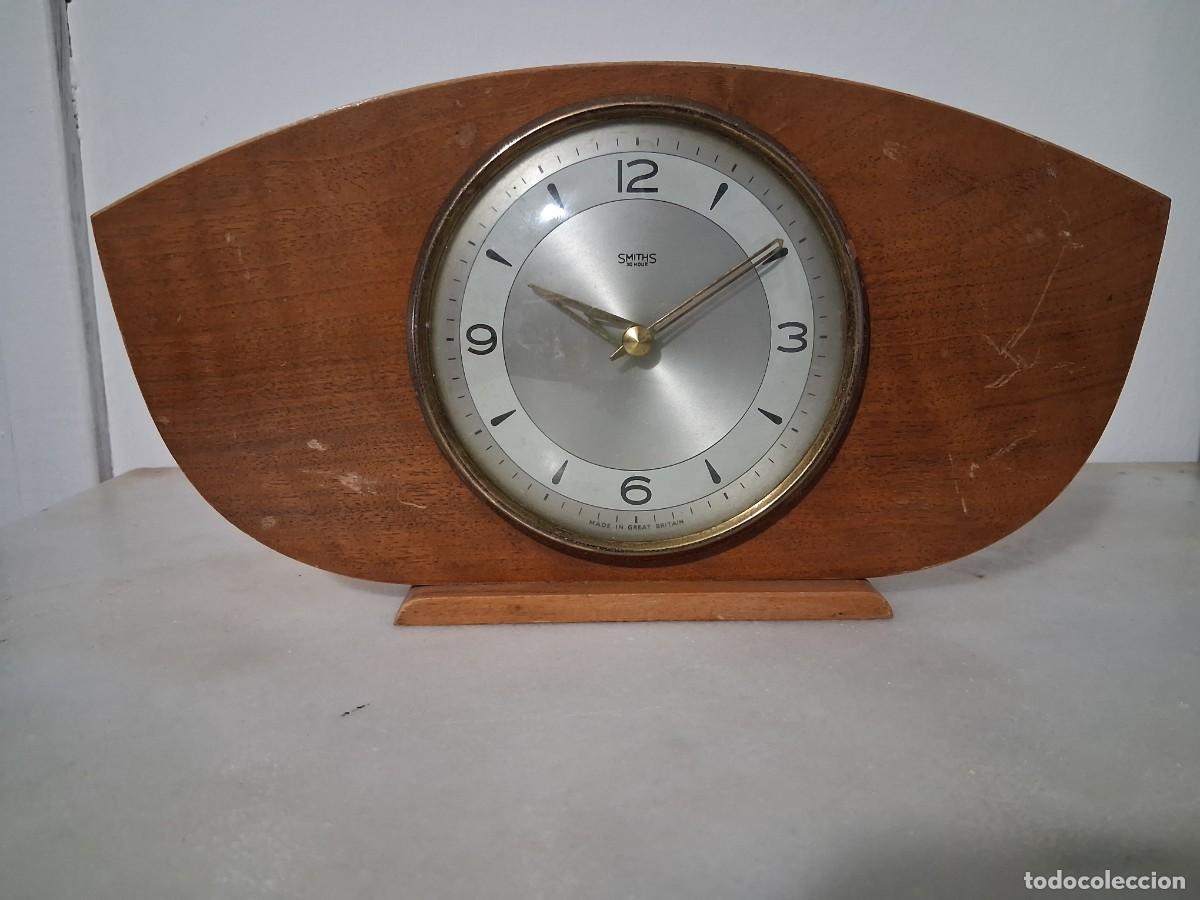Relojes de carga manual: dise&ntilde;o tipo Reloj Smith estilo Art D&eacute;co con un marco de madera curva made in Gt Britain Gran Breta&ntilde;a