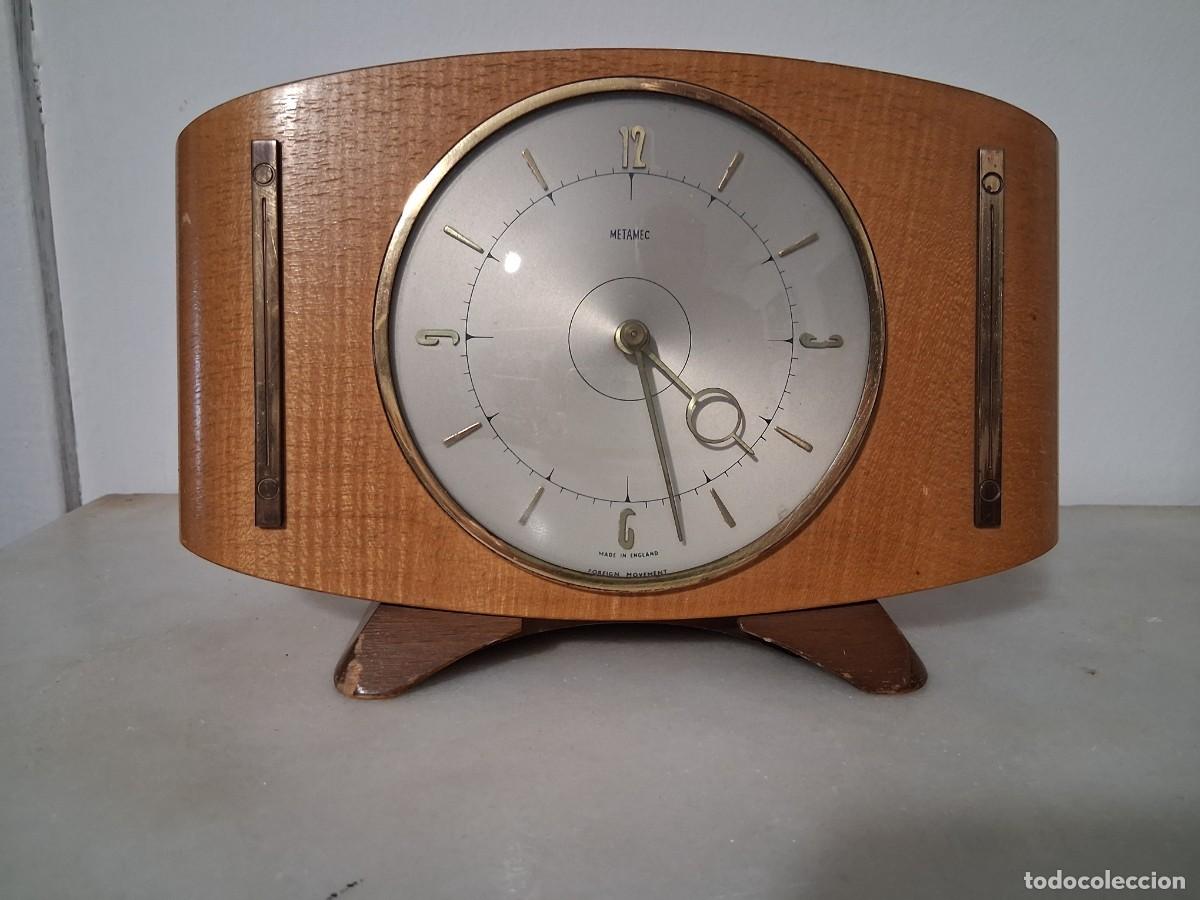 Relojes de carga manual: Reloj Metamec dise&ntilde;o estilo Art D&eacute;co con un marco de madera curva made in England