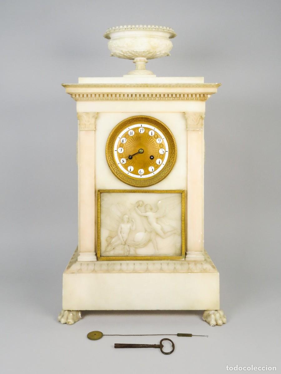 Relojes de carga manual: Reloj franc&eacute;s de alabastro con esfera de bronce dorado &eacute;poca Carlos X hacia 1820