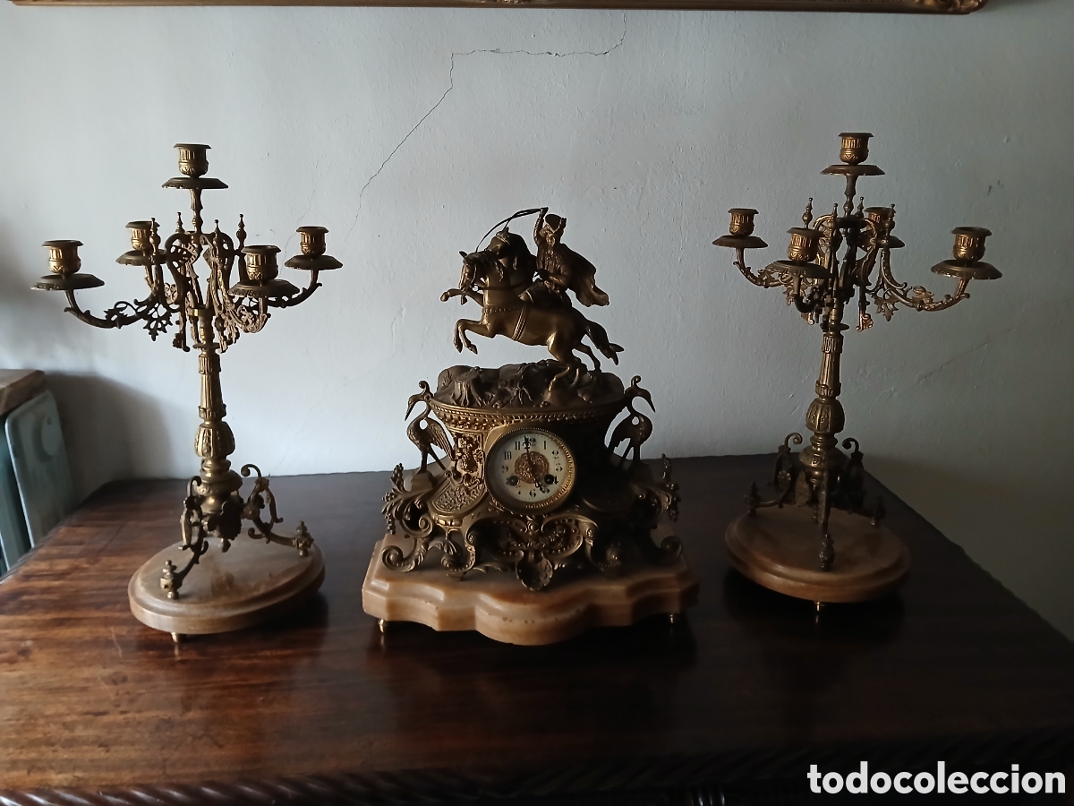 Relojes de carga manual: Conjunto de reloj y candelabros