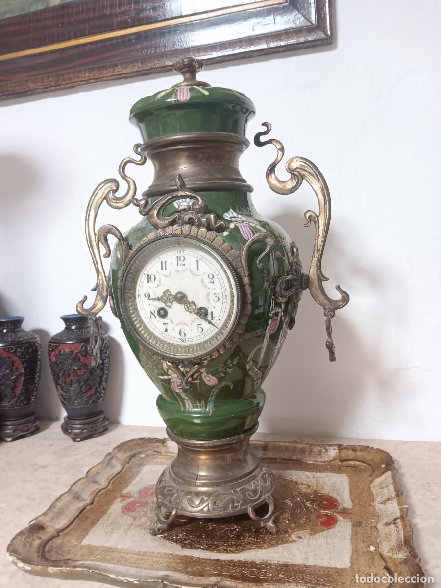 Relojes de carga manual: antiguo reloj de sobremesa franc&eacute;s de estilo Art Nouveau en forma de jarr&oacute;n de porcelana verde.Mater